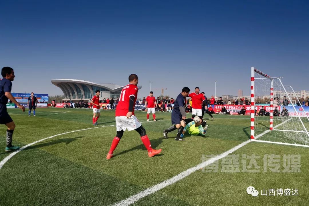  夜间灯光球场投入使用，上班族下班后挥拍健身