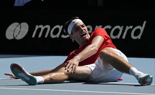  西西帕斯单反绝技频现，力克强敌晋级八强