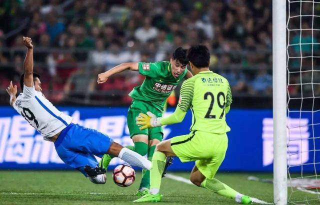  篮坛新星闪耀赛场，未来之星崭露头角