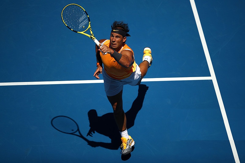  红土之王纳达尔复出首秀，直落三盘轻松晋级次轮  