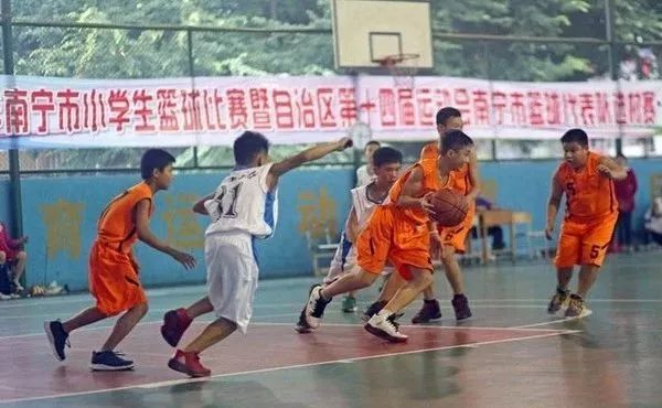  校园篮球蓬勃发展，基层培养见成效