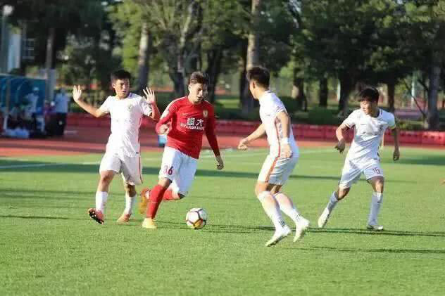  青训小将临危受命，处子球改写比分牌