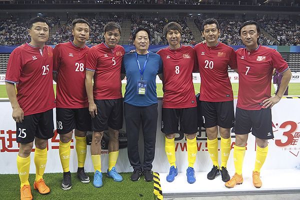  传奇球星退役赛，万人空巷致敬经典