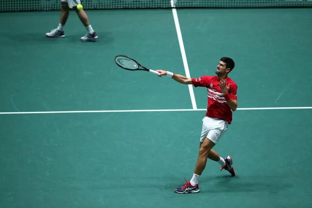  西西帕斯网前截击屡建奇功强势过关