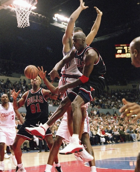 篮球纪录片热播,回顾经典瞬间感动人心