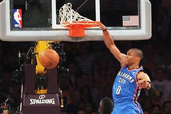 篮球评论员犀利点评,深度解读比赛走向