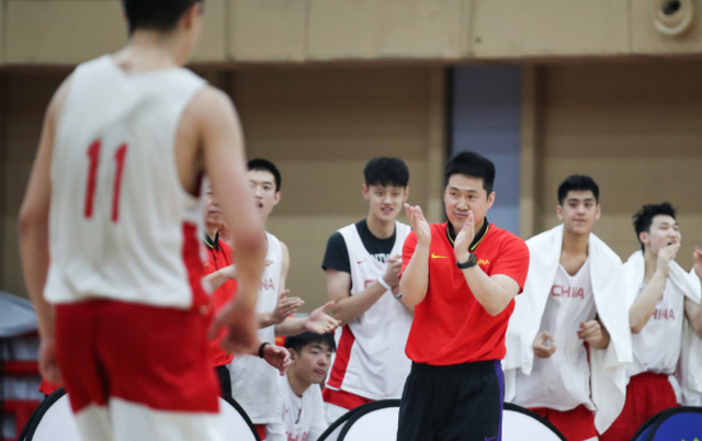  篮球名宿执教青年军，传承经验培育新人