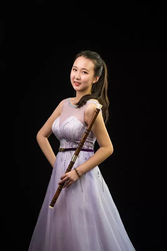  电竞女将巾帼不让须眉勇夺冠军