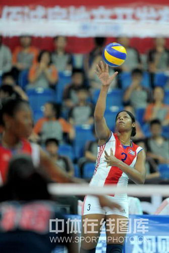  萨巴伦卡发球制胜，轻取对手闯入四强