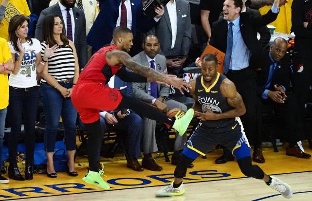  新秀控卫首秀惊艳，关键抢断锁定胜局